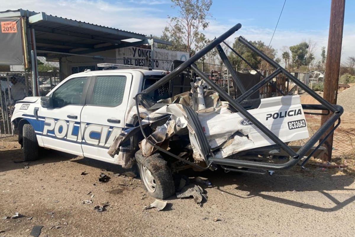 Choca a patrulla municipal estacionada; daña otros vehículos y lesiona a uno