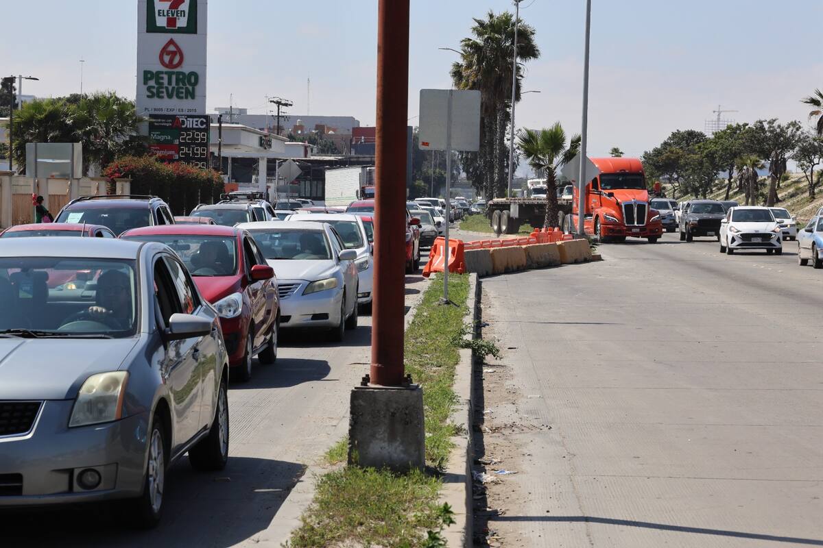Colapsa zona aledaña a vía rápida tras cierre