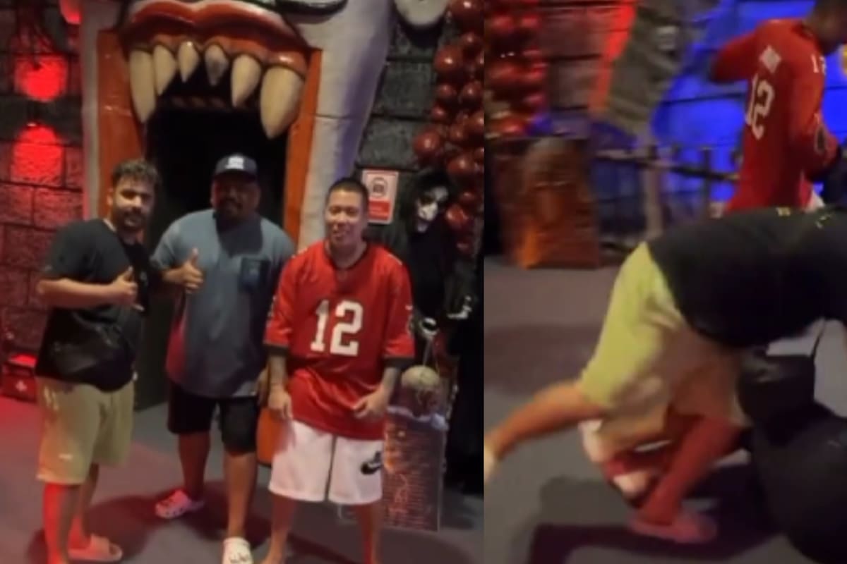 Hombres se tomaban una foto en una atracción de terror, pero un hombre con motosierra aparece por detrás y los sorprende: mira sus reacciones