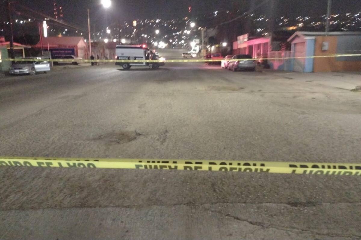 Asesinan a mujer a tiros dentro de su automóvil en Ensenada