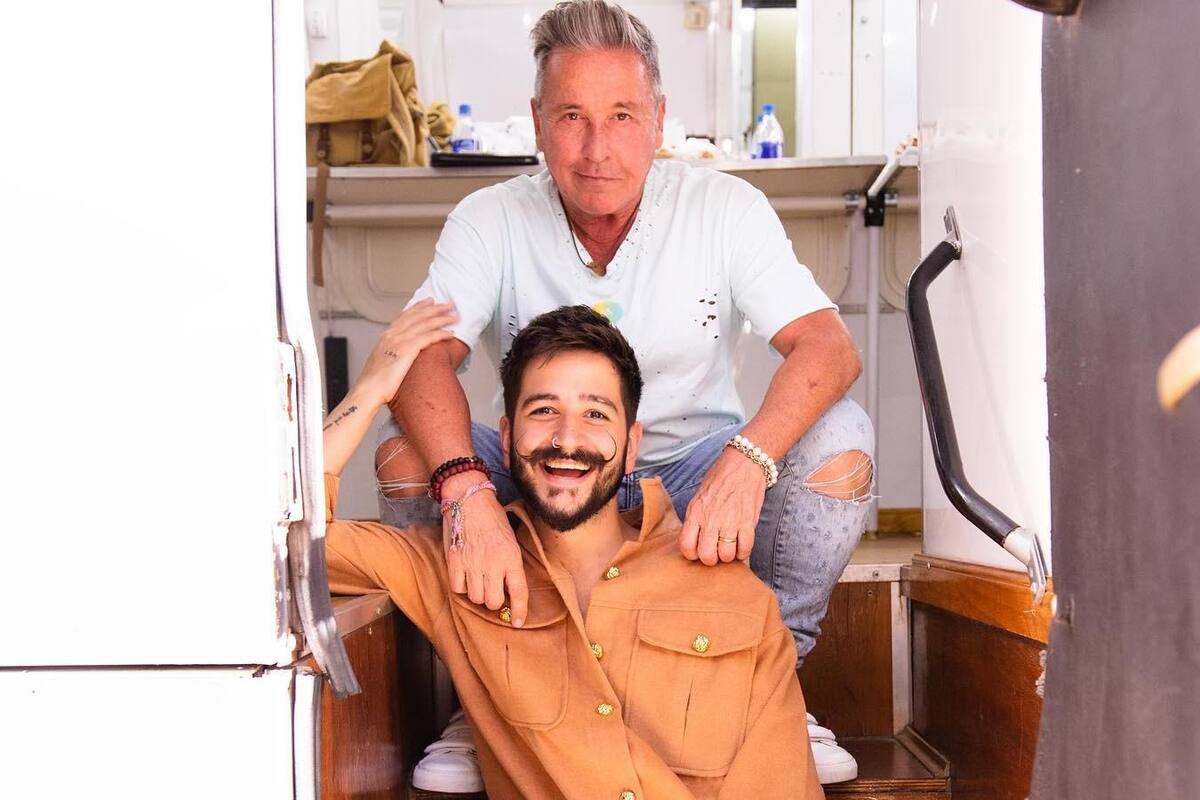 Ricardo Montaner le “roba” el celular a Camilo