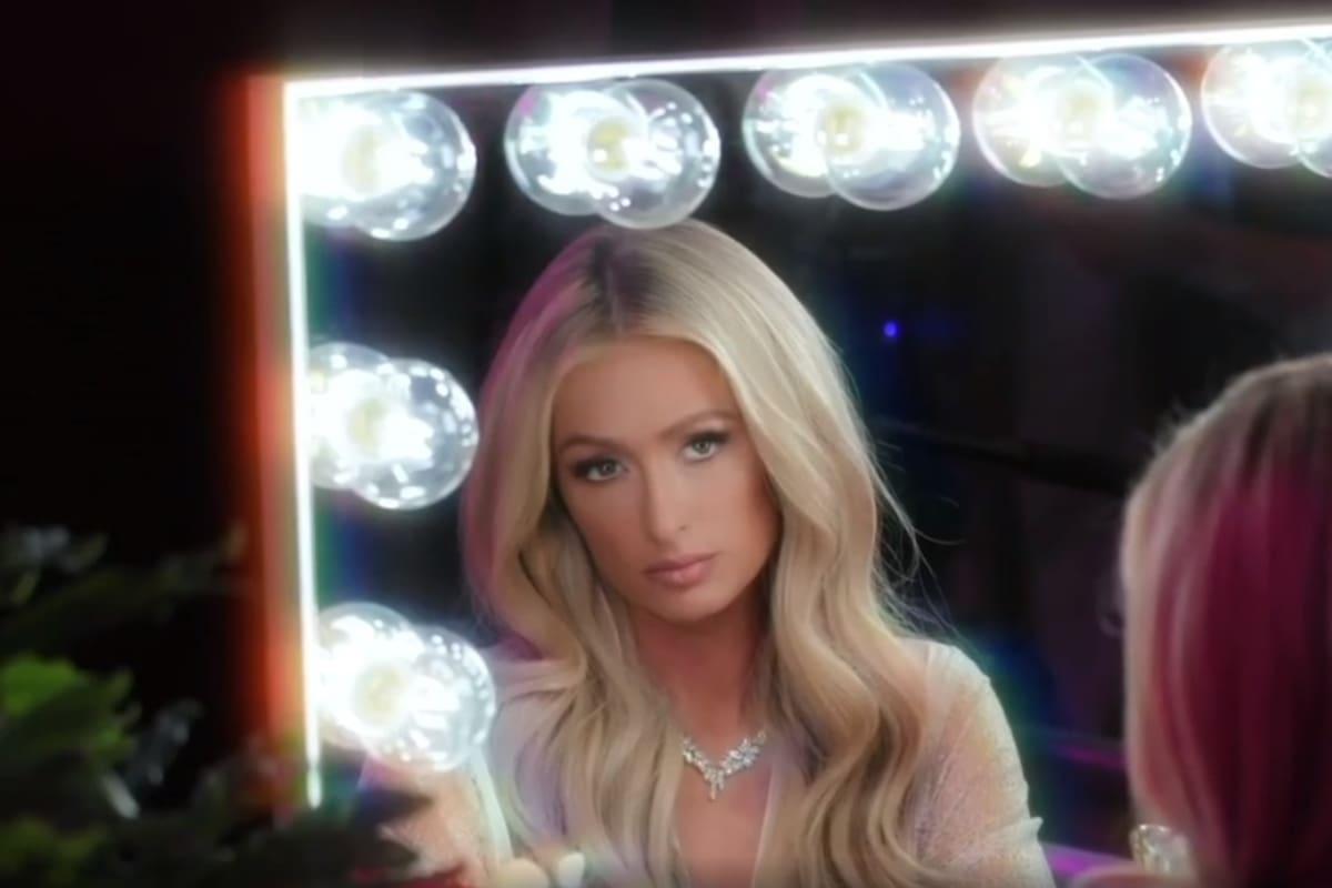 Paris Hilton se desnuda en su nuevo video “Hearthbeat”, canción que lanzó en 2006