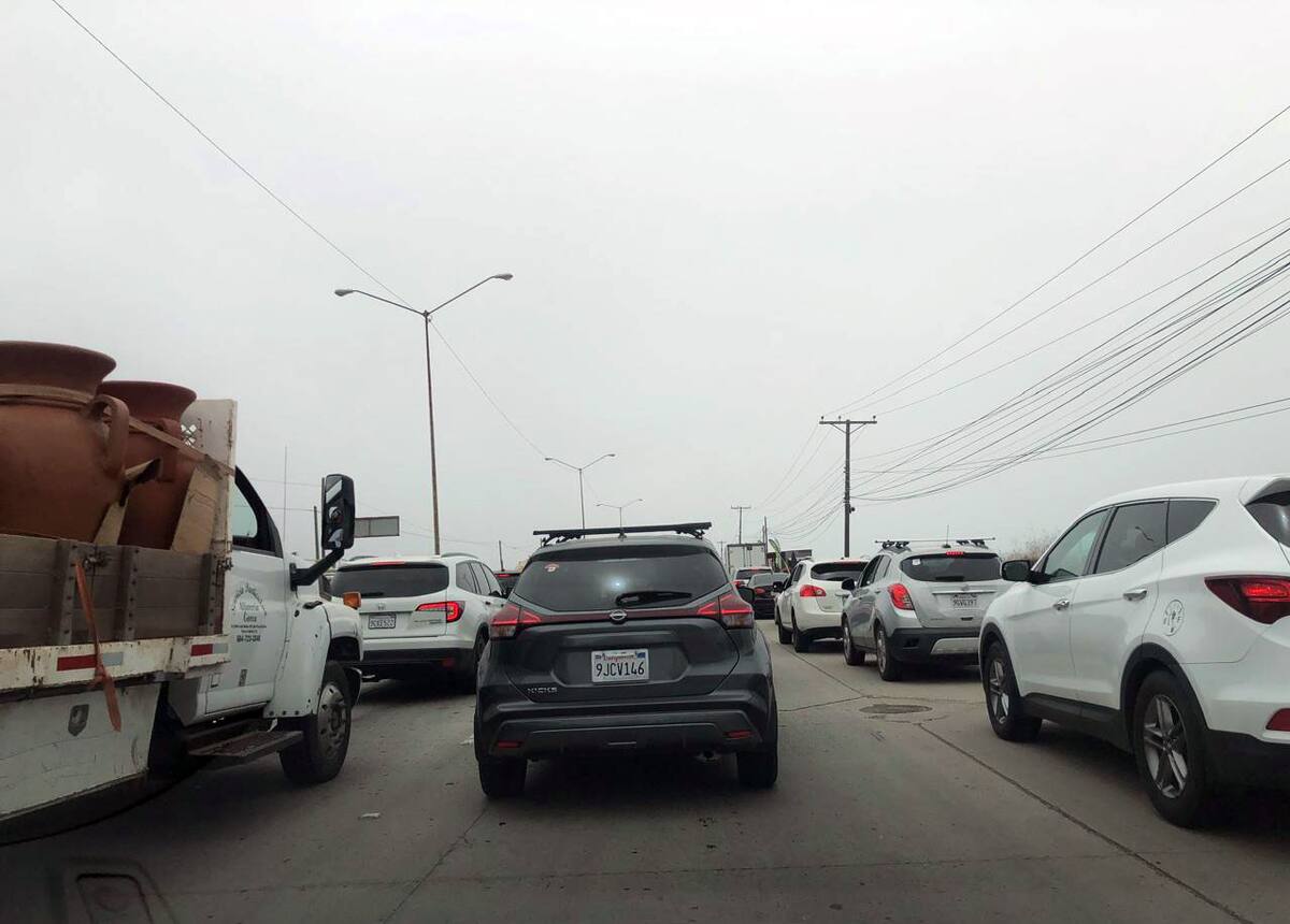 Los vehículos son regresados para que los conductores utilicen como vía alterna la autopista de cuota.