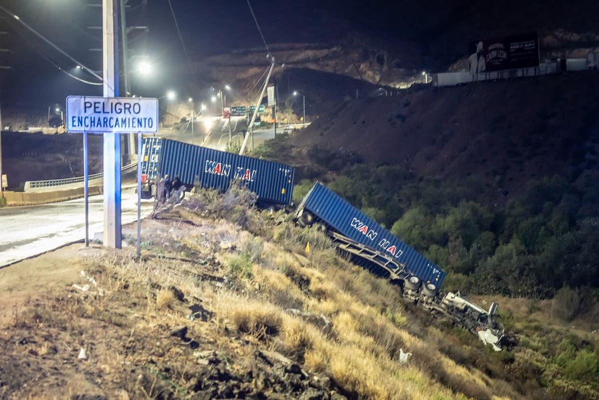 El accidente ocurrió antes del entronque con el bulevar 2000; el conductor resultó ileso pese a lo aparatoso del percance. Foto: Border Zoom