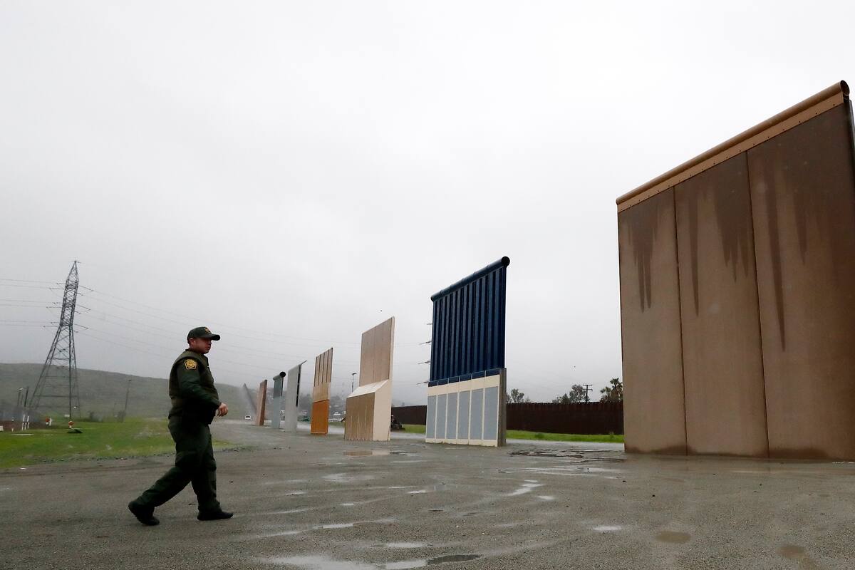 Avanza construcción de muro sin permisos para hacerlo