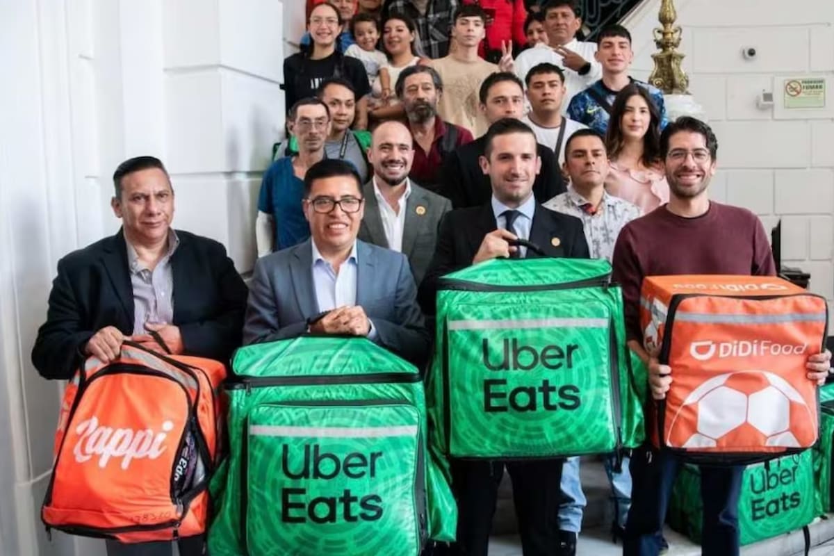 Repartidores de comida por aplicación podrían tener zonas específicas para esperar sus pedidos y recibir un kit de protección gratuito cada año si avanzan dos iniciativas que buscan modificar las leyes laboral y de establecimientos mercantiles