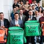 Repartidores de comida por aplicación podrían tener zonas específicas para esperar sus pedidos y recibir un kit de protección gratuito cada año si avanzan dos iniciativas que buscan modificar las leyes laboral y de establecimientos mercantiles