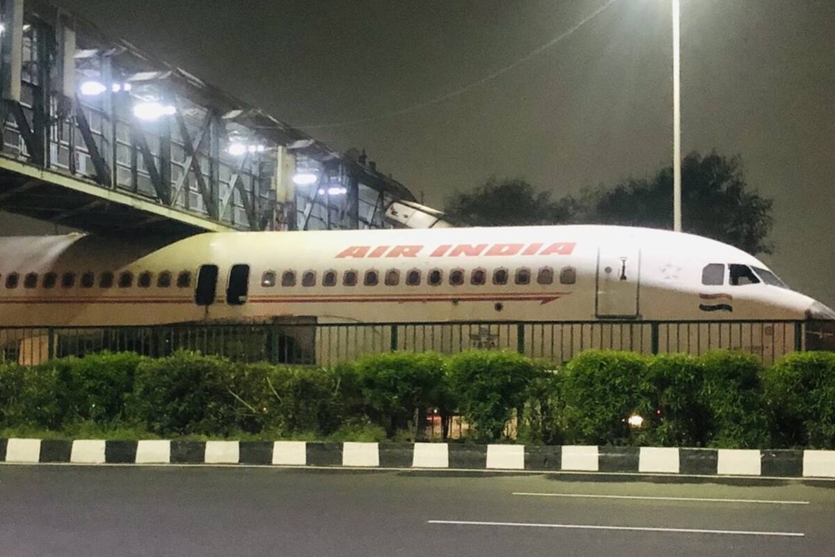 Viral: Avión se queda atascado en un puente peatonal