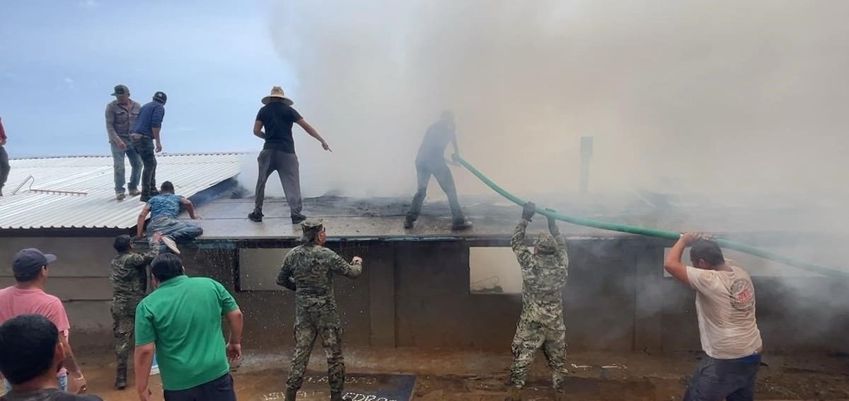 Un incendio en el centro de rehabilitación “Casa Hogar Caridad Isla de Cedros” fue sofocado por personal de la Secretaría de Marina y Bomberos Voluntarios; no se reportaron pérdidas humanas. Foto: Cortesía
