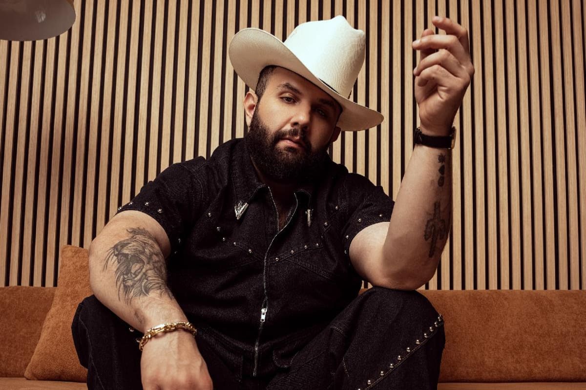 Excolaborador de Carín León gana juicio laboral; ordenan indemnización y salarios caídos, afirma periodista