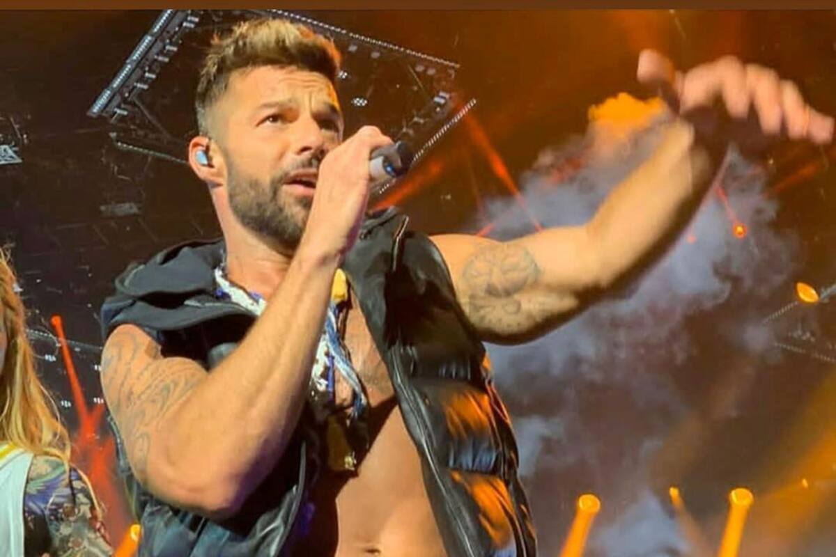 Ricky Martin sorprende en brillos y transparencias