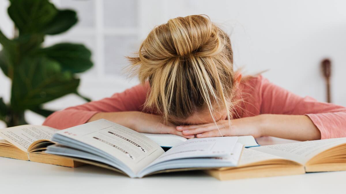 Las investigaciones difundidas en The Conversation muestran que procrastinar no significa desinterés. En muchos casos, ocurre lo contrario.