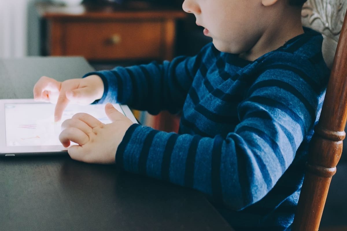 Llaman a que niños no se “envicien” en tablets o celulares estas vacaciones
