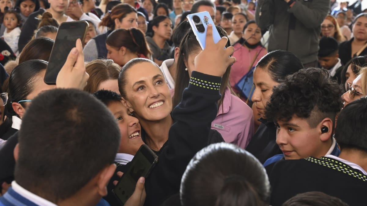 La Presidenta Claudia Sheinbaum aseguró que la Beca Rita Cetina es un derecho permanente blindado constitucionalmente, respaldado por una inversión anual de 50 mil millones de pesos para evitar la deserción escolar. (Foto: Presidencia de México)