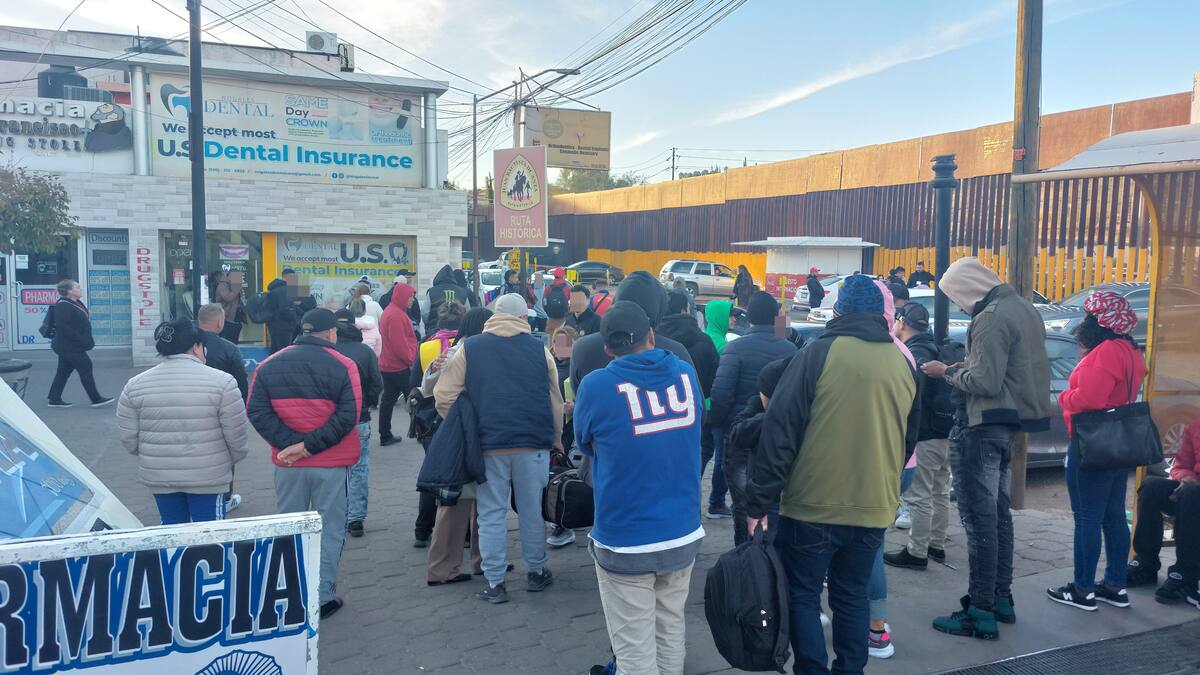 Migrantes quedaron ‘atorados’ en Nogales, Sonora, al cancelárseles la cita que tenían programada por medio de la aplicación CBP One. FOTO: MANUEL JIMÉNEZ