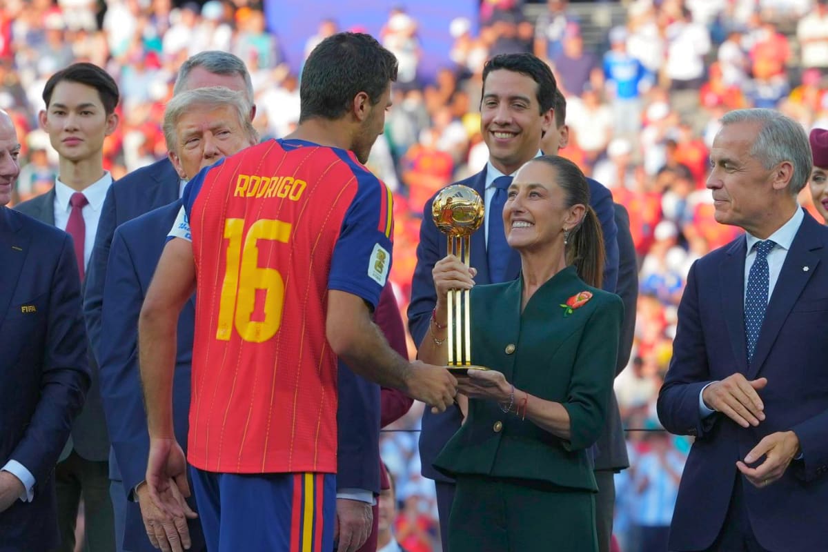 Así fue el momento en que Claudia Sheinbaum entrega el Balón de Oro a Rodri tras el final del Mundial 2026