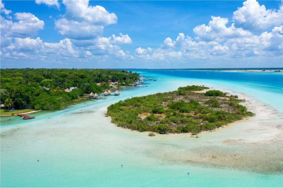Bacalar: el fascinante lago mexicano que alberga la forma de vida “más antigua del planeta”