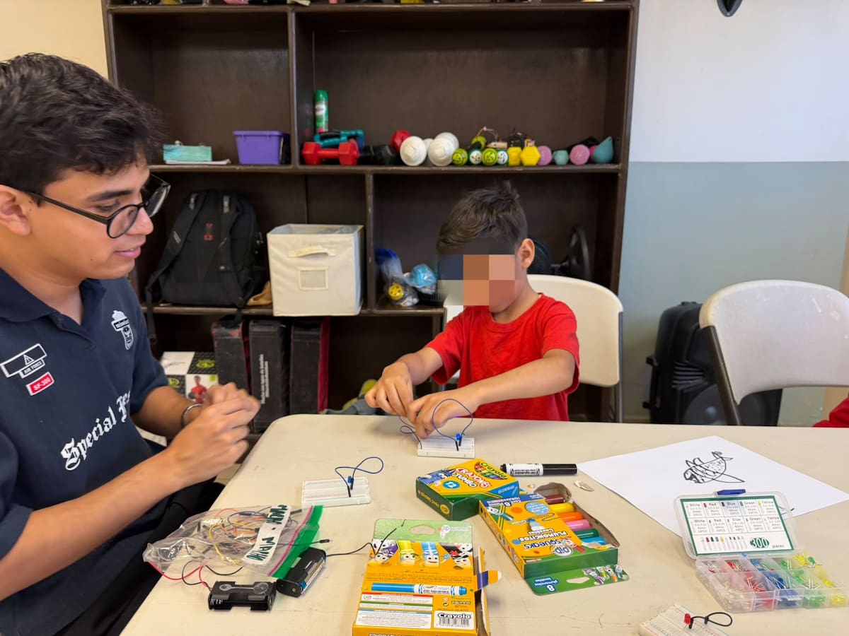 La herramienta permite que los usuarios describan lo que desean crear y, a partir de ello, obtengan una ruta de aprendizaje, diagramas, diseños tridimensionales y código de programación para desarrollar sus propuestas. l Foto: Cortesía
