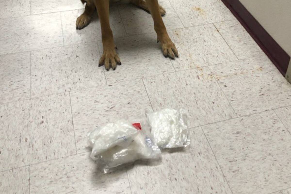 Auto robado y con drogas, recuperado en Imperial