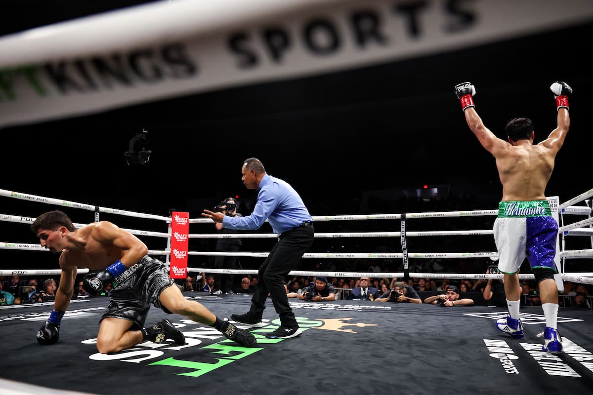 Guillermo Hernández sorprendió y mandó a la lona a Marco Verde. (Foto: Chris Esqueda / PBC)