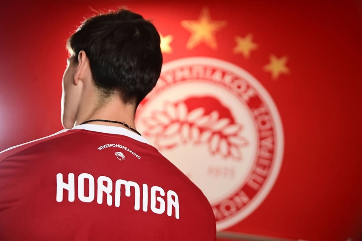 Armando González lucirá su apodo, "Hormiga" en la espalda del jersey del Olympiacos. (Foto: IG @olympiacosfc)