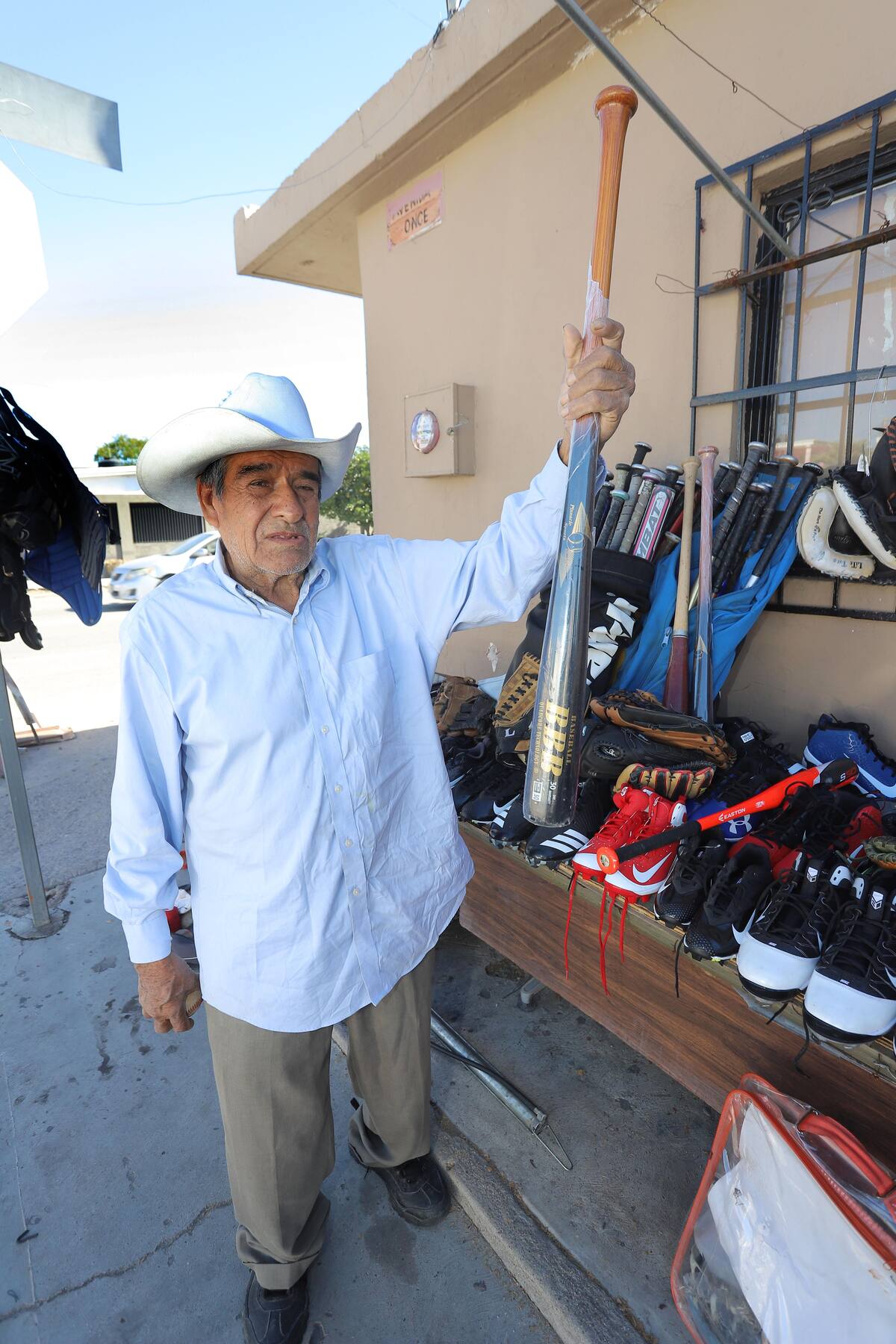 En la esquina de las calle Once y Piña el señor Dionisio Torres Jiménez, de 84 años, pone a la venta equipo deportivo.
