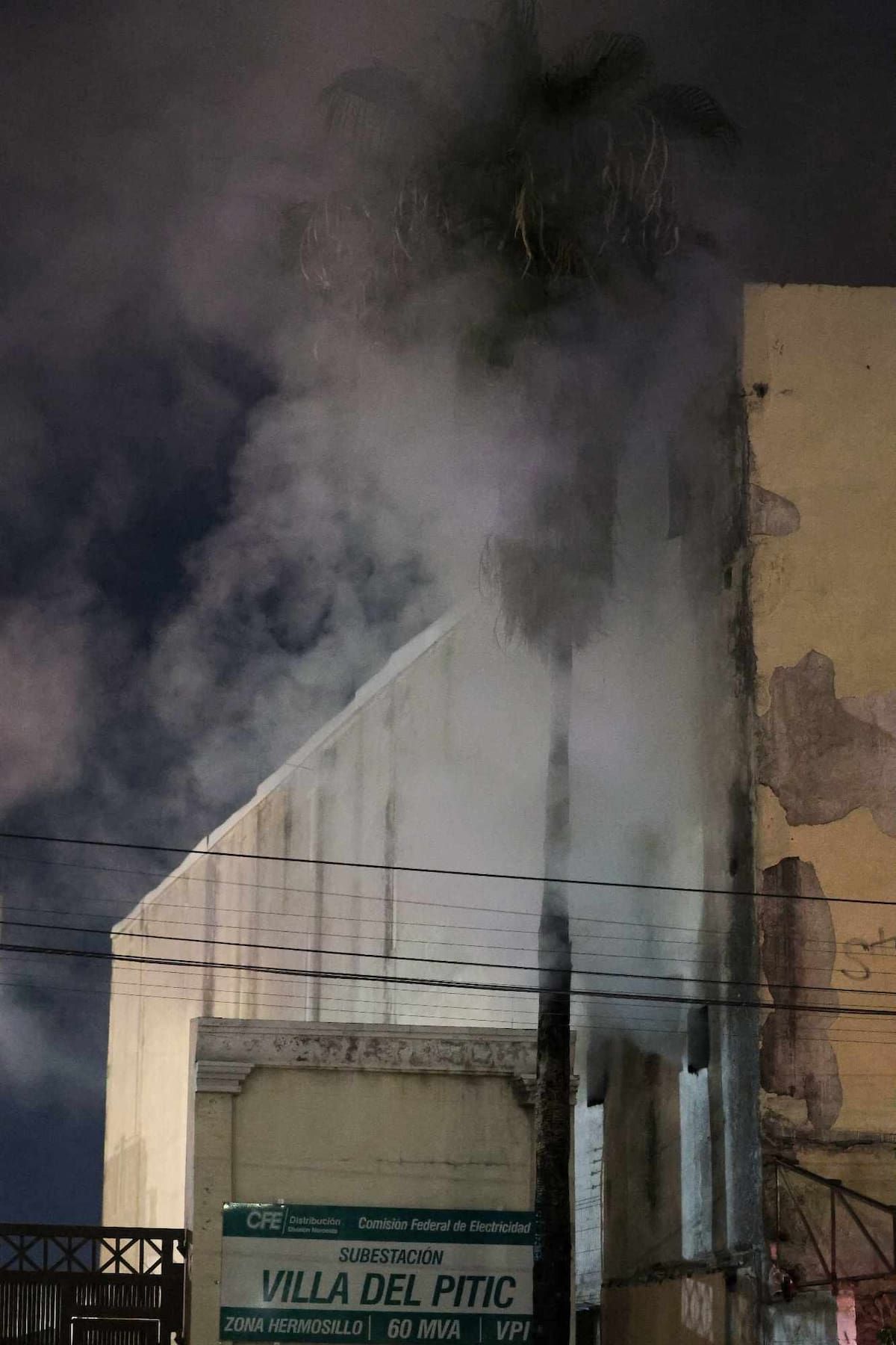 Humo en instalaciones del abandonado Cinema 70. / Imagen de Gerardo D. Gonsález
