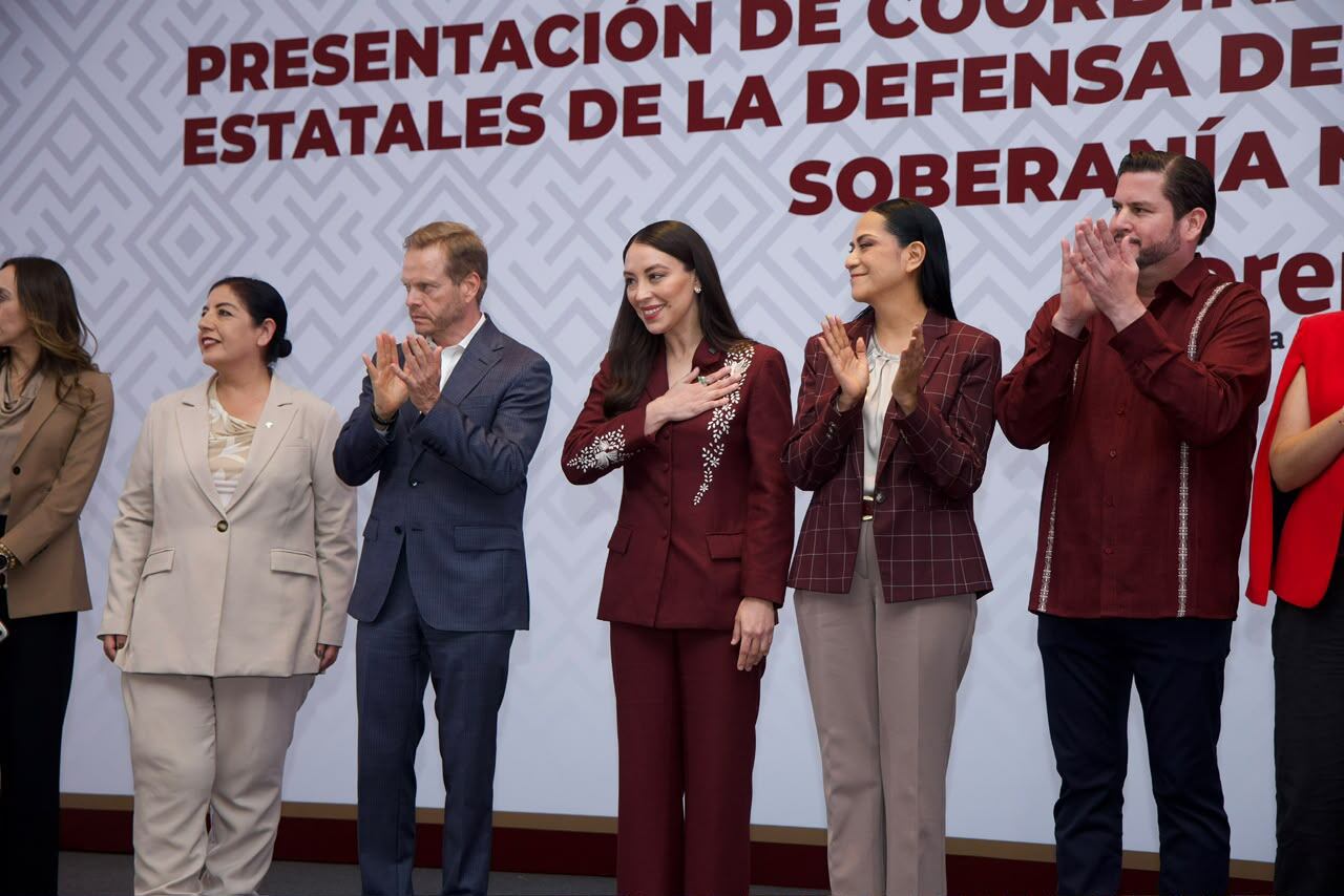 Julieta Ramírez Padilla sostiene la boleta con el resultado de la elección interna de Morena en Baja California, acompañada por los demás aspirantes al proceso de selección. Foto: Cortesía / Border Zoom