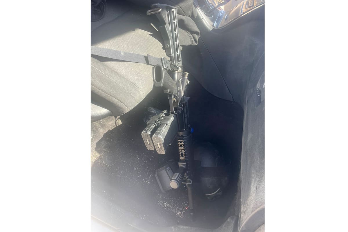 Localizan camioneta abandonada tras ataque a policías en Rosarito