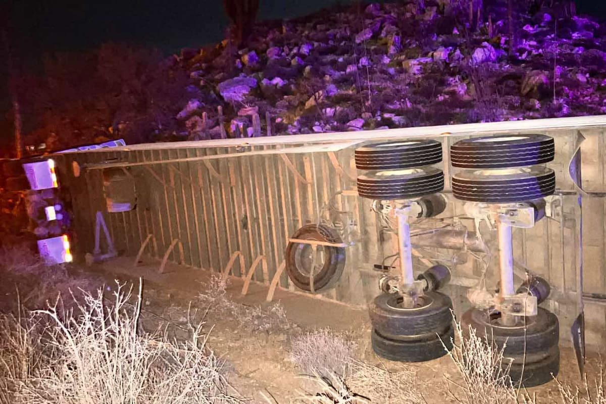 Camión cargado de tomate sufre volcadura en San Quintín