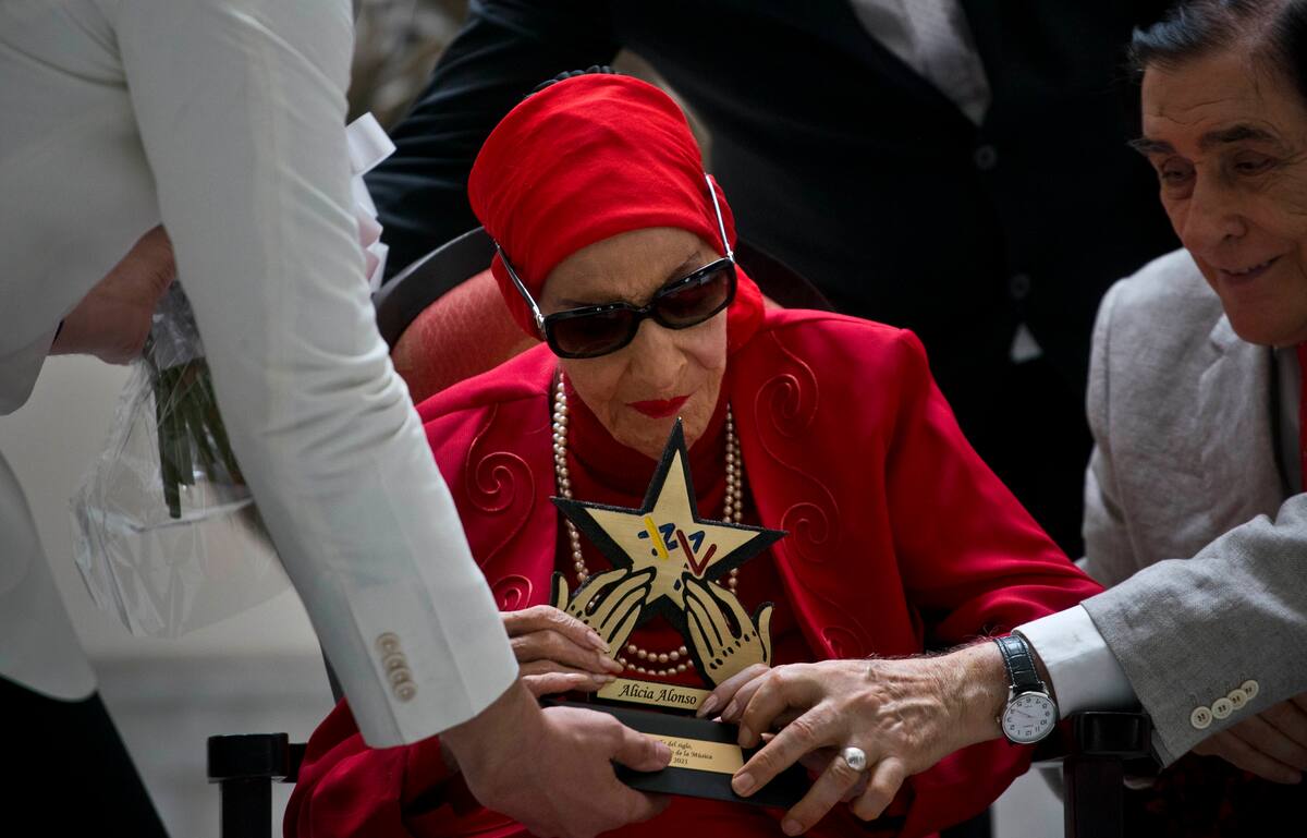 En esta foto del 20 de marzo del 2019, la prima ballerina de Cuba Alicia Alonso recibe el premio Estrella del Siglo del Instituto de la Música Latina en reconocimiento a sus contribuciones al ballet y la cultura, durante una ceremonia en La Habana. Alonso murió el jueves 17 de octubre del 2019. Tenía 98 años. (AP Foto/Ramón Espinosa, Archivo)