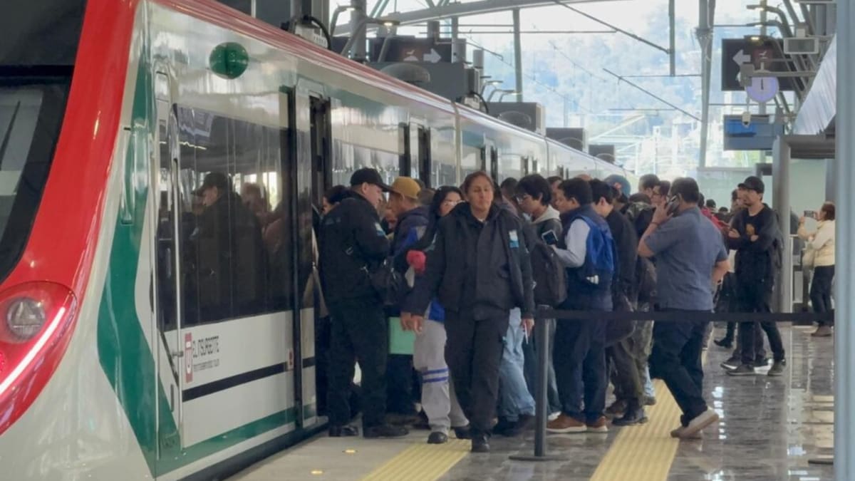 El Tren “El Insurgente” alcanzó una afluencia de 68 mil 149 pasajeros en un solo día, a dos meses de su operación total entre Ciudad de México y Toluca. /El Universal