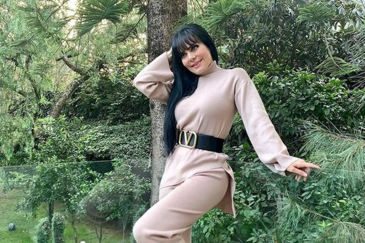 Maribel Guardia presume su cinturita en este elegante vestido