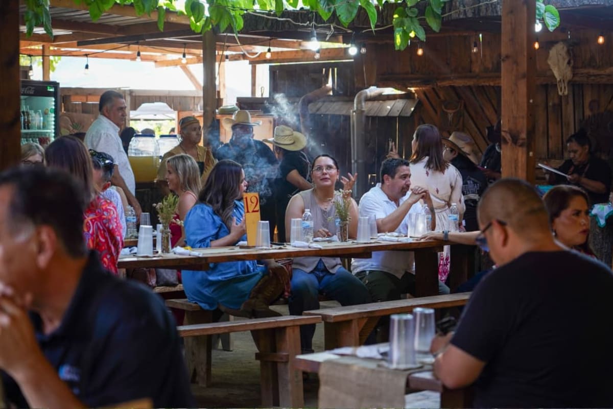 La comunidad Kumiai de San Antonio Necua presentó su cocina tradicional en un encuentro gastronómico que busca impulsar el turismo cultural y fortalecer la economía local.
Fotos: Cortesía.