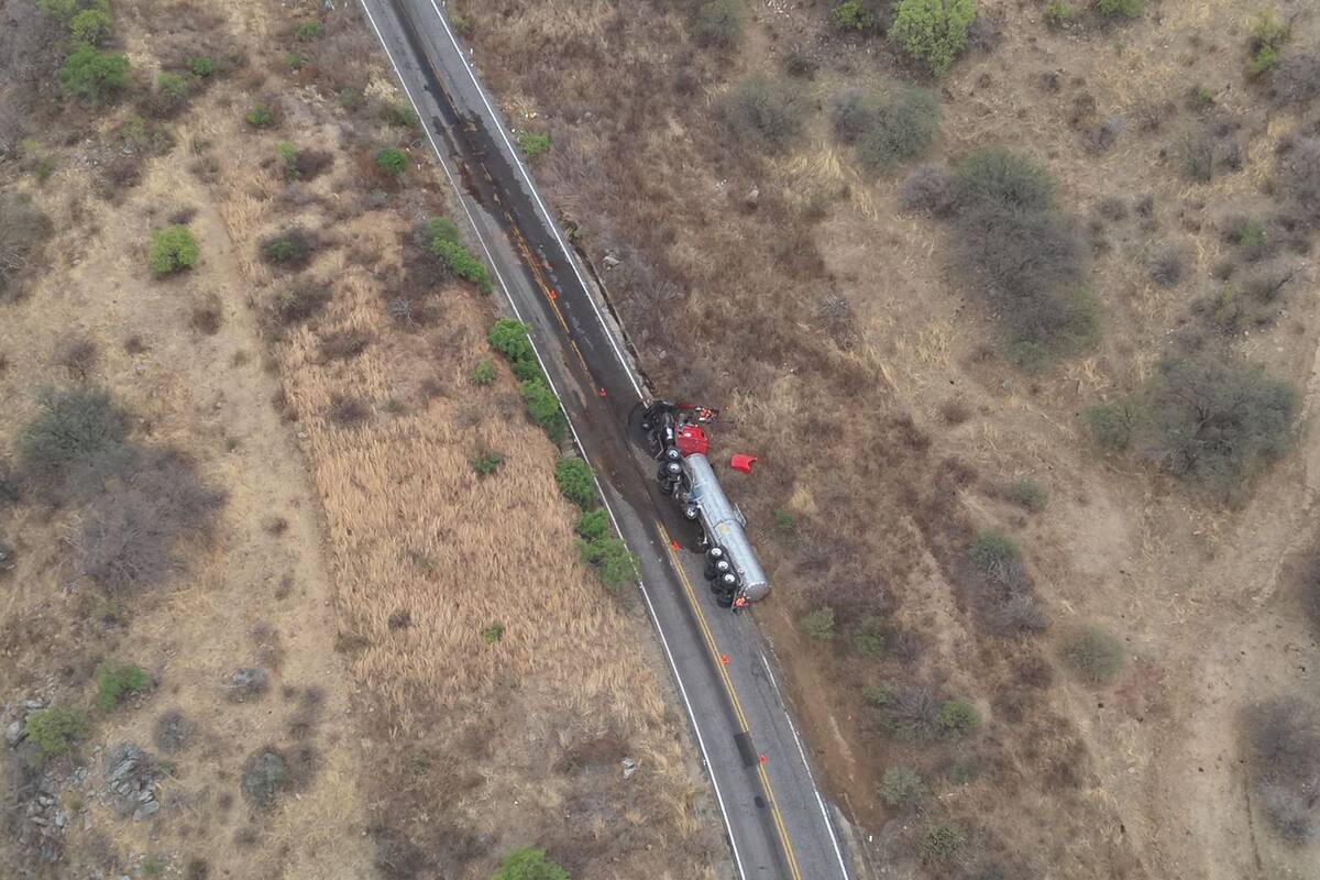 Reportan volcadura de pipa y derrame en carretera de Hermosillo a Moctezuma