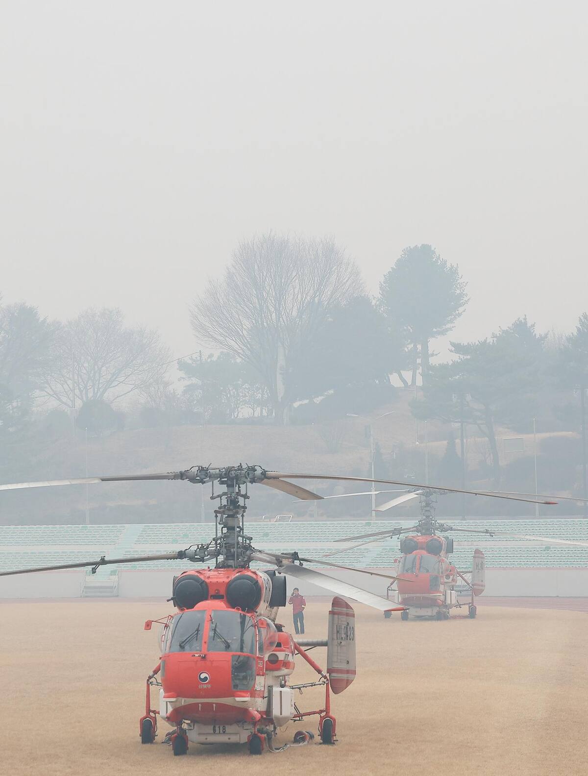 Uiseong (Korea, Republic Of), 23/03/2025.- A wildfire spreads on a mountain in Uiseong, North Gyeongsang Province, southeastern South Korea, 23 March 2025, one day after it broke out. (incendio forestal, Corea del Sur) EFE/EPA/YONHAP SOUTH KOREA OUT
