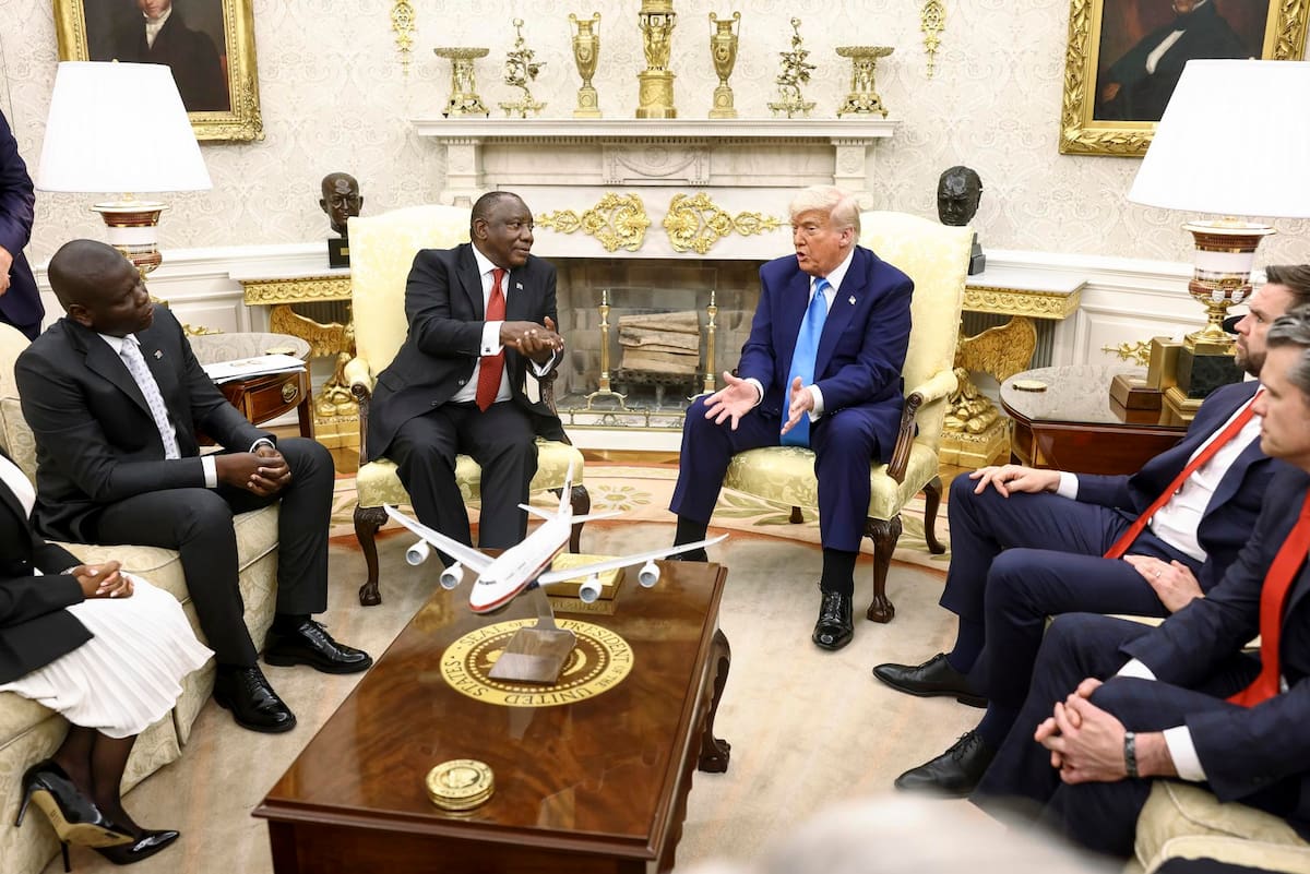 El presidente de Estados Unidos, Donald Trump, y su homólogo de Sudáfrica, Cyril Ramaphosa, chocaron este miércoles sobre si está ocurriendo un "genocidio" contra la minoría blanca afrikáner en ese país. | Crédito: EFE/EPA/JIM LO SCALZO