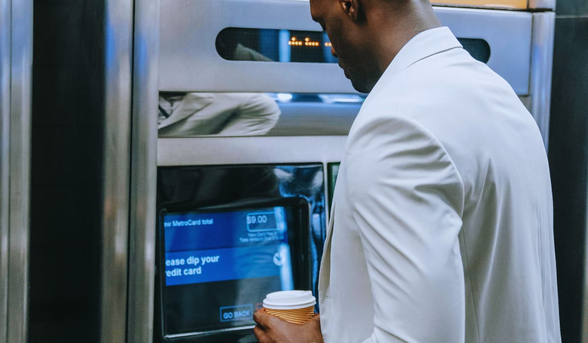 Debes 10 mil, pero puedes sacar 11 mil en el cajero: así funciona el “extra” oculto de tu tarjeta de crédito