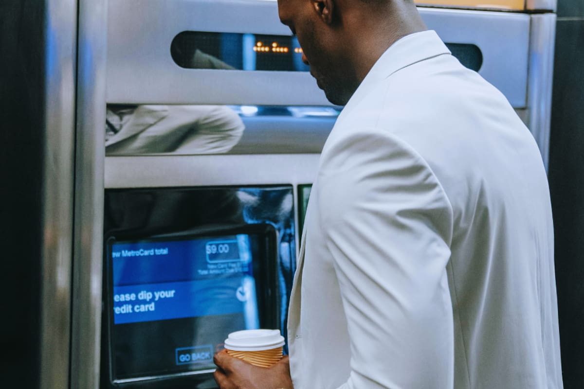 Debes 10 mil, pero puedes sacar 11 mil en el cajero: así funciona el “extra” oculto de tu tarjeta de crédito