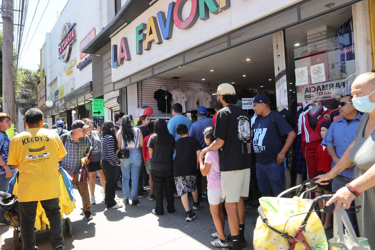 Saturan tiendas de uniformes y útiles escolares en Tijuana
