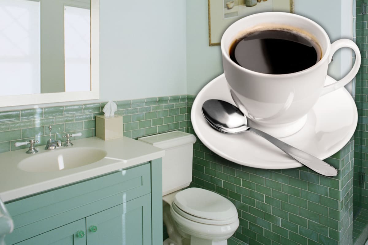 ¿Sirve echar café usado al inodoro? Beneficios, riesgos y lo que debes saber antes de probar este truco