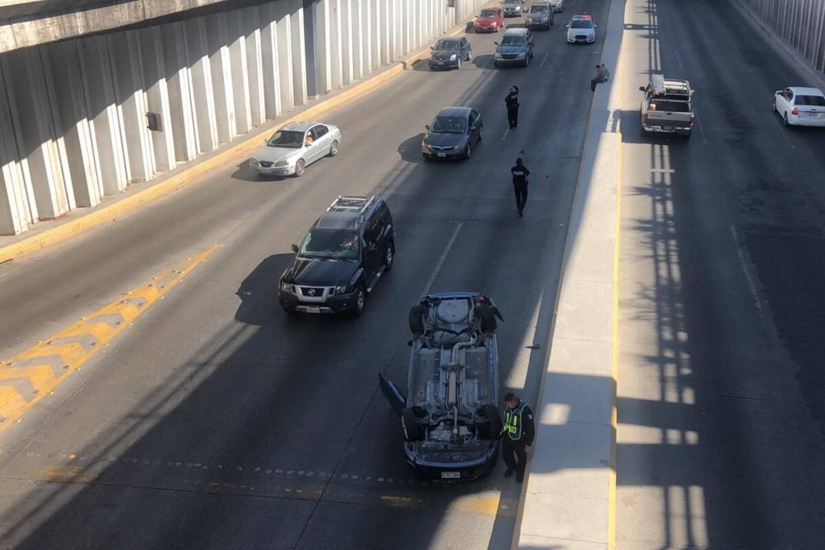 Vuelca auto en Distribuidor Vial tras choque