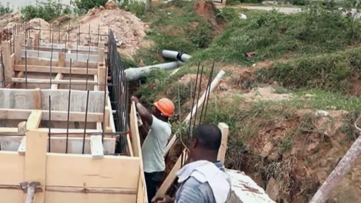 La producción alcanza hasta 25 ladrillos por hora mezclando residuos plásticos y arena. /Captura de pantalla