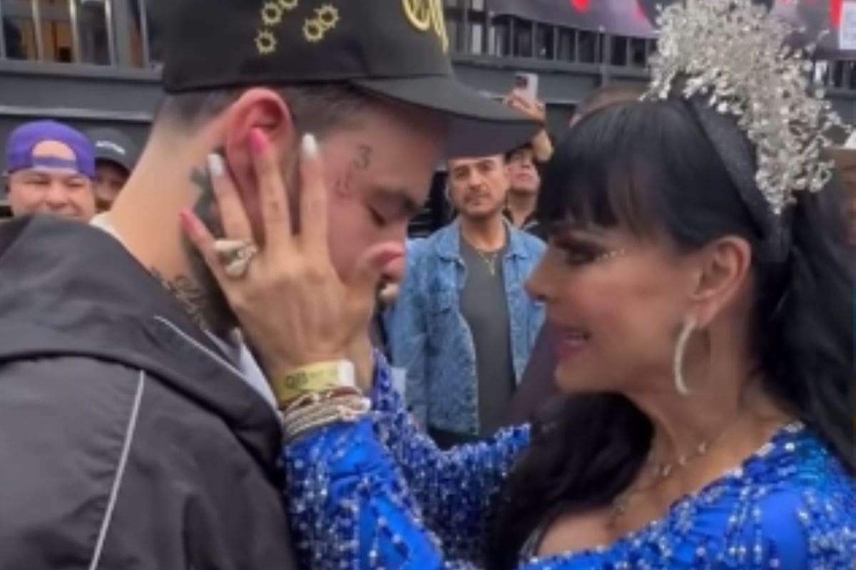 Maribel Guardia le da su bendición a Emiliano Aguilar en emotivo momento durante evento en Los Ángeles