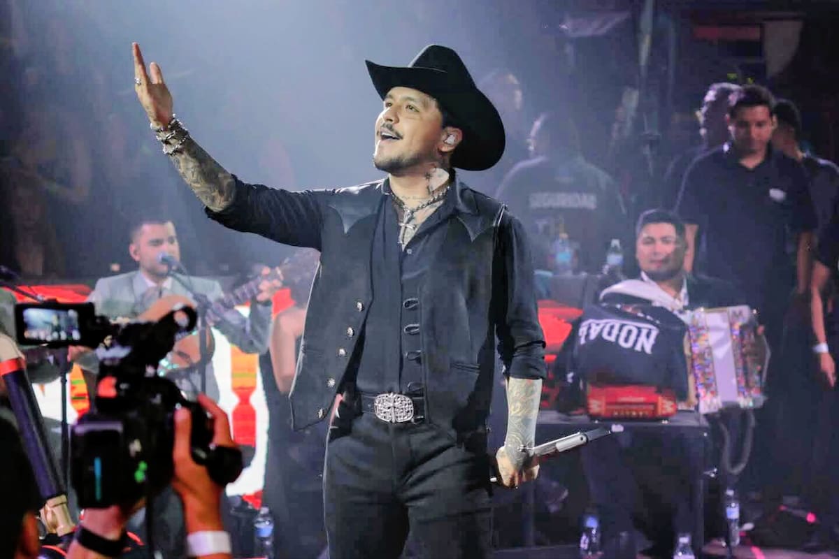 El cantante sonorense regresó por segundo año consecutivo al Palenque de la ExpoGan 2026, donde interpretó sus mayores éxitos, convivió con fanáticos y reconoció el cariño del público de Hermosillo. | Foto: Julián Ortega.