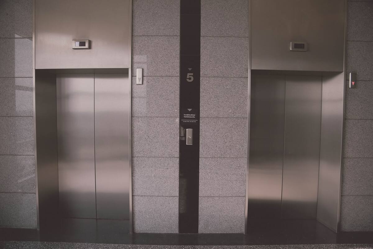 Abuelito lleva 15 años sin salir de su casa por falta de elevador