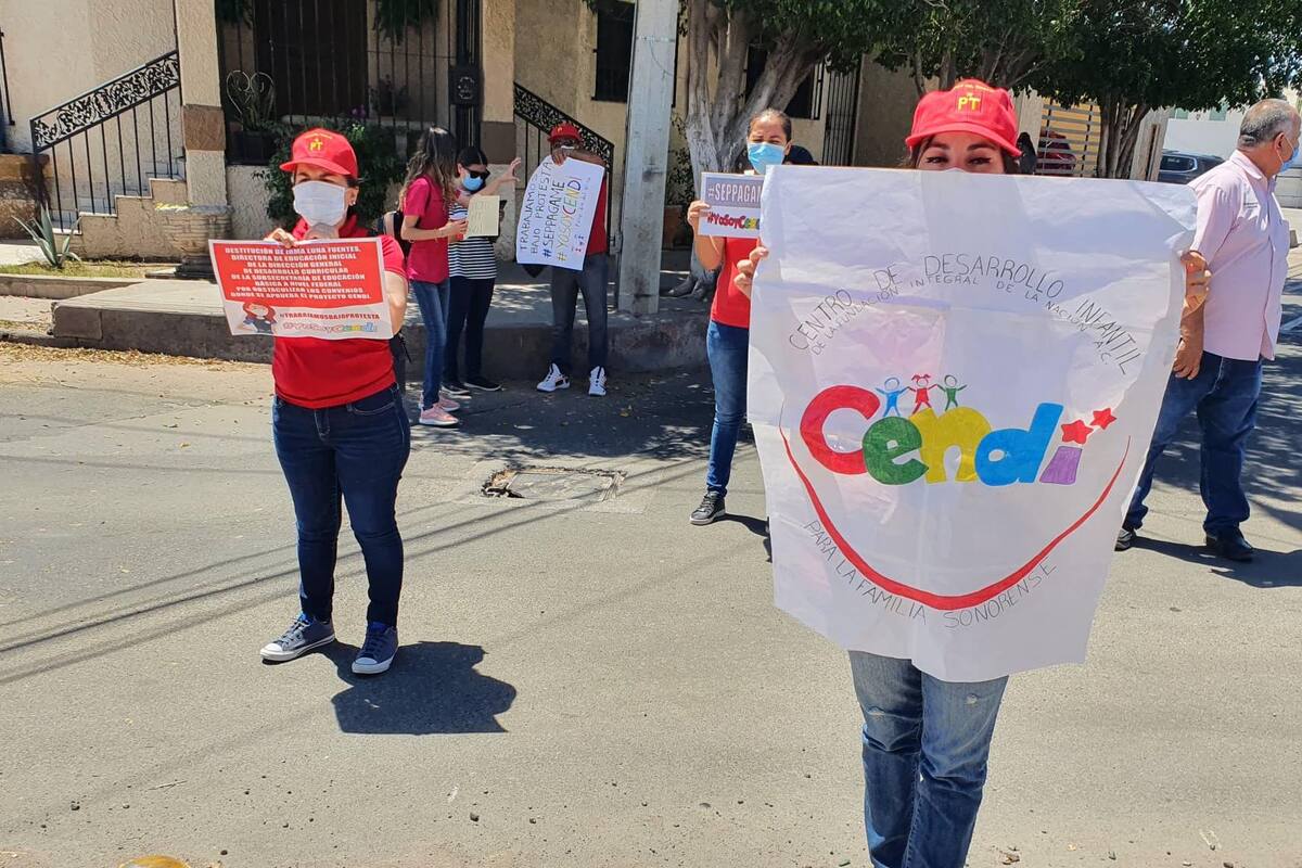 Se manifiestan trabajadores del Cedi frente a la SEP; les deben 4 meses de sueldo