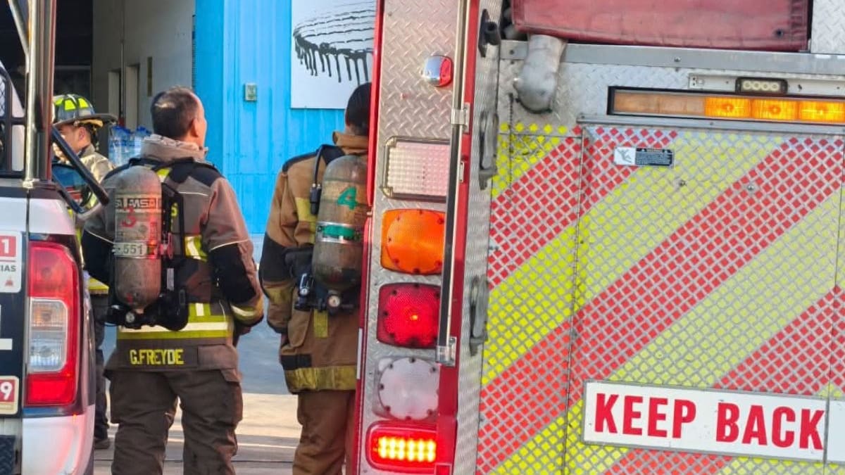 Evacuan a 45 trabajadores de una pastelería en Nogales por gases tóxicos de productos de limpieza; cuatro están hospitalizados