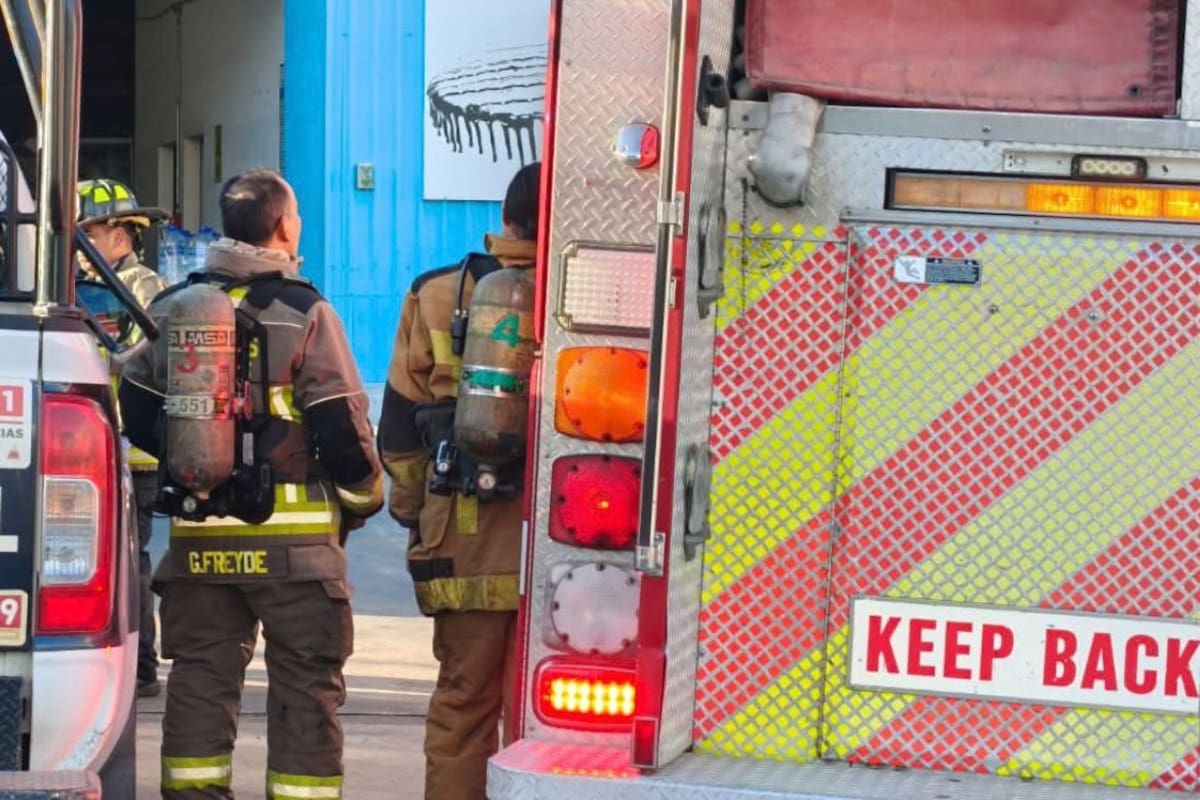 Evacuan a 45 trabajadores de una pastelería en Nogales por gases tóxicos de productos de limpieza; cuatro están hospitalizados