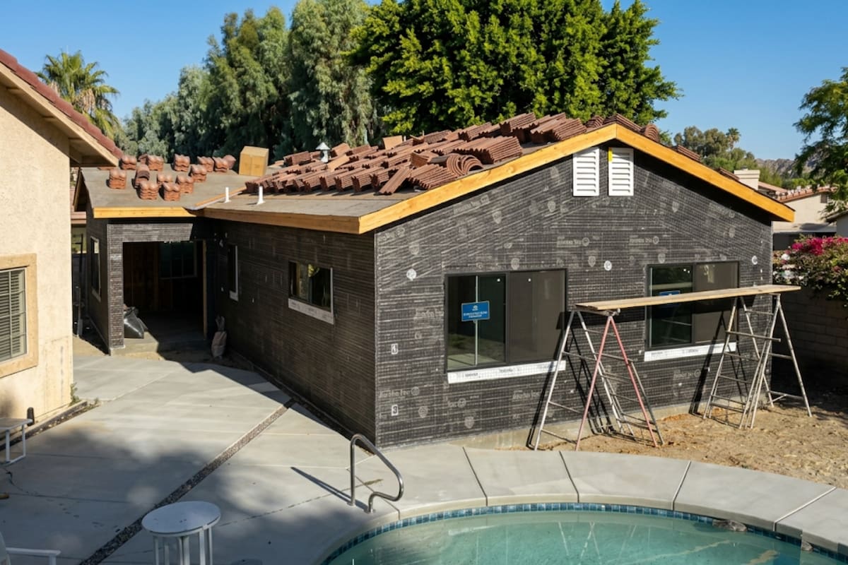 La vivienda de 110 metros cuadrados fue diseñada como unidad independiente dentro del mismo terreno familiar en California. Foto: Nano Banana 2